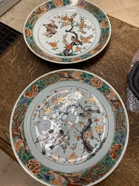 Deux plats en porcelaine de Chine famille verte &agrave; d&eacute;cor de pies et de prunus, Kangxi