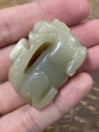 Cinq sculptures en jade c&eacute;ladon tach&eacute; de rouille, Chine, 19&egrave;me