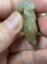 Cinq sculptures en jade c&eacute;ladon tach&eacute; de rouille, Chine, 19&egrave;me