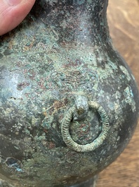 Een Chinese bronzen 'hu' vaas met deksel, Han