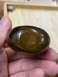 Eight Chinese agate, hardstone and quartz snuff bottles, 19/20th C.