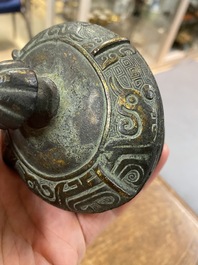 Een Chinese archa&iuml;sche rituele bronzen 'you' wijnkan met deksel in Westelijke Zhou-stijl, Ming