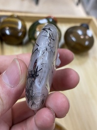 Huit tabati&egrave;res en agate, pierres dures et quartz, 19/20&egrave;me