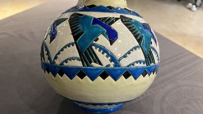 Charles Catteau (1880-1966) pour Boch K&eacute;ramis: un vase Art Deco de forme globulaire &agrave; d&eacute;cor d'hirondelles en &eacute;maux craquel&eacute;s