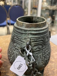 Een Chinese archa&iuml;sche rituele bronzen 'you' wijnkan met deksel in Westelijke Zhou-stijl, Ming