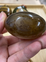 Huit tabati&egrave;res en agate, pierres dures et quartz, 19/20&egrave;me