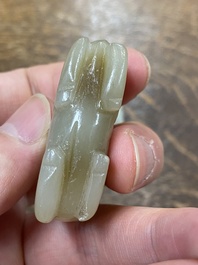 Cinq sculptures en jade c&eacute;ladon tach&eacute; de rouille, Chine, 19&egrave;me