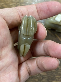 Cinq sculptures en jade c&eacute;ladon tach&eacute; de rouille, Chine, 19&egrave;me