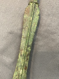 Een Chinees bronzen zwaard met inscripties, Periode der Strijdende Staten of Han, ca. 3e eeuw v.C.
