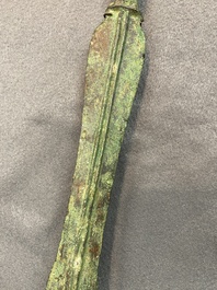 Een Chinees bronzen zwaard met inscripties, Periode der Strijdende Staten of Han, ca. 3e eeuw v.C.