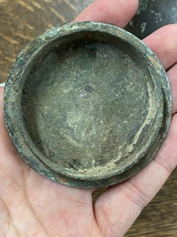 Een Chinese bronzen 'hu' vaas met deksel, Han