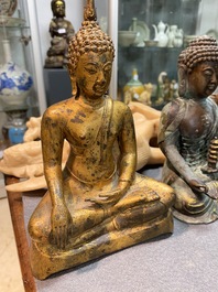 Cinq statuettes en alb&acirc;tre, bronze et cuivre, Asie, 19/20&egrave;me