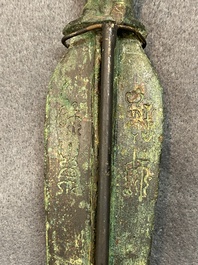 Een Chinees bronzen zwaard met inscripties, Periode der Strijdende Staten of Han, ca. 3e eeuw v.C.