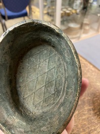 Een Chinese archa&iuml;sche rituele bronzen 'you' wijnkan met deksel in Westelijke Zhou-stijl, Ming