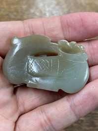 Cinq sculptures en jade c&eacute;ladon tach&eacute; de rouille, Chine, 19&egrave;me