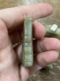 Cinq sculptures en jade c&eacute;ladon tach&eacute; de rouille, Chine, 19&egrave;me