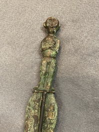 Een Chinees bronzen zwaard met inscripties, Periode der Strijdende Staten of Han, ca. 3e eeuw v.C.