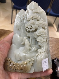 Un sceau en jade brun &agrave; inscription et un paysage montagneux en jade blanc sculpt&eacute;, Chine, 19/20&egrave;me