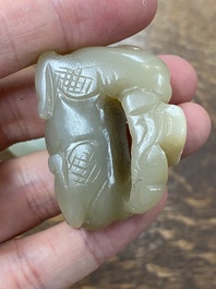 Cinq sculptures en jade c&eacute;ladon tach&eacute; de rouille, Chine, 19&egrave;me