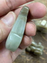 Cinq sculptures en jade c&eacute;ladon tach&eacute; de rouille, Chine, 19&egrave;me