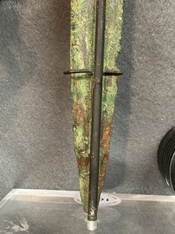 Een Chinees bronzen zwaard met inscripties, Periode der Strijdende Staten of Han, ca. 3e eeuw v.C.