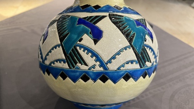 Charles Catteau (1880-1966) pour Boch K&eacute;ramis: un vase Art Deco de forme globulaire &agrave; d&eacute;cor d'hirondelles en &eacute;maux craquel&eacute;s