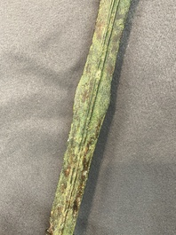 Een Chinees bronzen zwaard met inscripties, Periode der Strijdende Staten of Han, ca. 3e eeuw v.C.