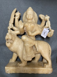 Vijf Aziatische sculpturen in albast, brons en koper, 19/20e eeuw