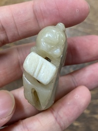 Cinq sculptures en jade c&eacute;ladon tach&eacute; de rouille, Chine, 19&egrave;me