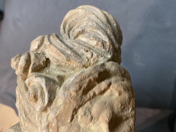 Huit t&ecirc;tes en pierre sculpt&eacute;e d'origines diverses, e.a. Chine, Gandhara et Japon