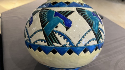 Charles Catteau (1880-1966) pour Boch K&eacute;ramis: un vase Art Deco de forme globulaire &agrave; d&eacute;cor d'hirondelles en &eacute;maux craquel&eacute;s
