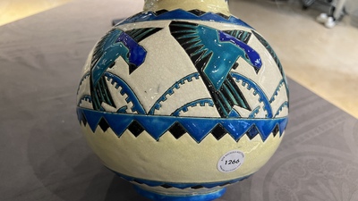 Charles Catteau (1880-1966) pour Boch K&eacute;ramis: un vase Art Deco de forme globulaire &agrave; d&eacute;cor d'hirondelles en &eacute;maux craquel&eacute;s