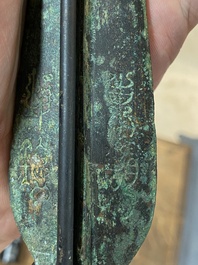 Een Chinees bronzen zwaard met inscripties, Periode der Strijdende Staten of Han, ca. 3e eeuw v.C.