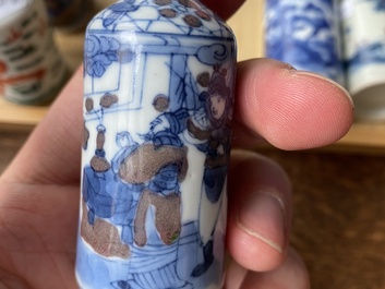 Cinq tabati&egrave;res en porcelaine de Chine en bleu et blanc, famille verte et rouge de cuivre, 19/20&egrave;me