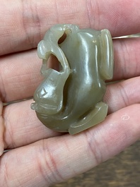 Cinq sculptures en jade c&eacute;ladon tach&eacute; de rouille, Chine, 19&egrave;me