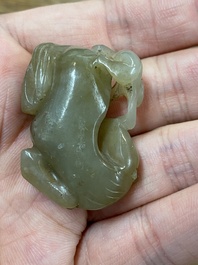 Cinq sculptures en jade c&eacute;ladon tach&eacute; de rouille, Chine, 19&egrave;me