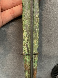 Een Chinees bronzen zwaard met inscripties, Periode der Strijdende Staten of Han, ca. 3e eeuw v.C.