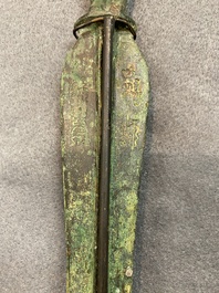 Een Chinees bronzen zwaard met inscripties, Periode der Strijdende Staten of Han, ca. 3e eeuw v.C.