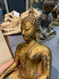 Cinq statuettes en alb&acirc;tre, bronze et cuivre, Asie, 19/20&egrave;me