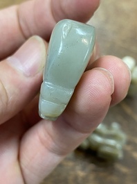 Vijf Chinese snijwerken in celadon en roestkleurige jade, 19e eeuw