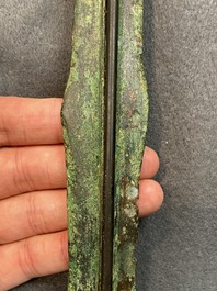 Een Chinees bronzen zwaard met inscripties, Periode der Strijdende Staten of Han, ca. 3e eeuw v.C.