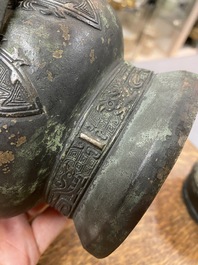 Een Chinese archa&iuml;sche rituele bronzen 'you' wijnkan met deksel in Westelijke Zhou-stijl, Ming