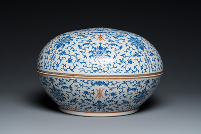 Een grote ronde Chinese dekseldoos met overglazuur blauw lotusdecor, Guangxu merk en periode