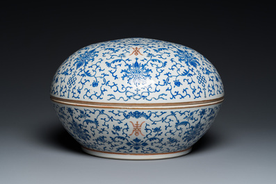 Een grote ronde Chinese dekseldoos met overglazuur blauw lotusdecor, Guangxu merk en periode