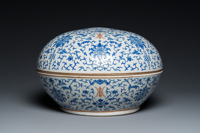 Een grote ronde Chinese dekseldoos met overglazuur blauw lotusdecor, Guangxu merk en periode