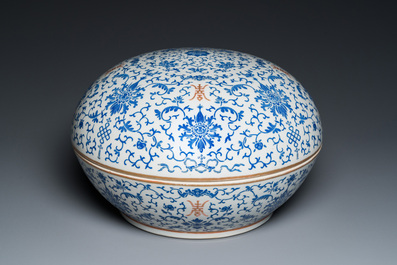 Een grote ronde Chinese dekseldoos met overglazuur blauw lotusdecor, Guangxu merk en periode