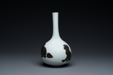 Vase de forme bouteille en porcelaine de Chine &agrave; d&eacute;cor d'animaux mythiques en rouge de cuivre, Kangxi