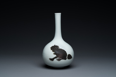 Vase de forme bouteille en porcelaine de Chine &agrave; d&eacute;cor d'animaux mythiques en rouge de cuivre, Kangxi