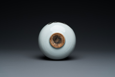 Een Chinese flesvormige vaas met koperrood decor van mythische dieren, Kangxi