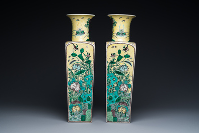 Paire de vases de forme carr&eacute;e en porcelaine de Chine famille verte &agrave; fond jaune, marque de Kangxi, 19&egrave;me